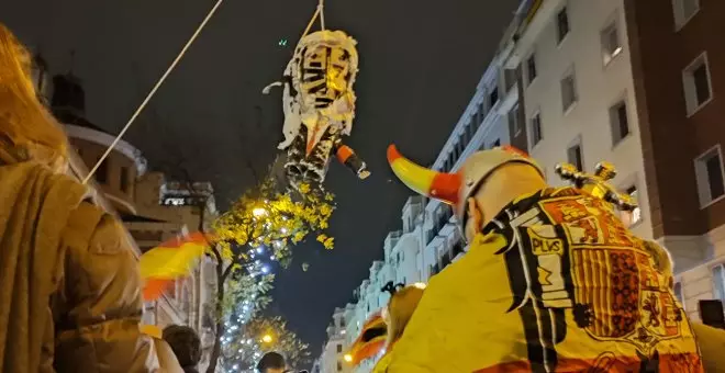 Otras miradas - Disfraces, batucadas fascistas y muñecos de Pedro Sánchez ahorcados: mis campanadas en Ferraz