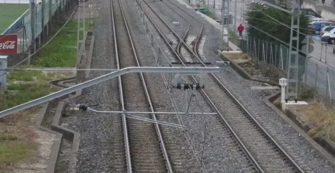 El tren Santander-Valladolid arrolla en el paso a nivel de Arenas a un coche que abandona el lugar