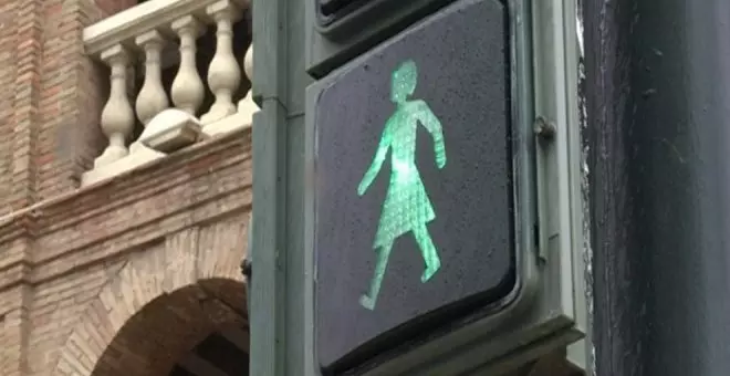 La DGT modificará con "criterios de igualdad" las señales de tráfico, como la de la mujer "que lleva al niño"