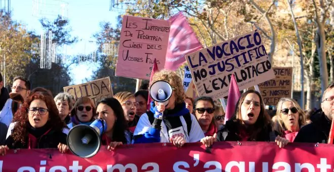 El personal tècnic sanitari se suma a la vaga indefinida de les infermeres, que tornen a sortir al carrer