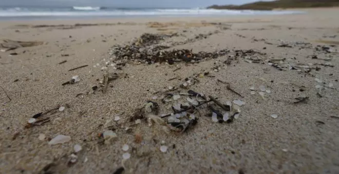 Galicia eleva por fin la alerta por los pellets de plástico y ya podrá recibir ayuda del Estado para limpiar sus playas