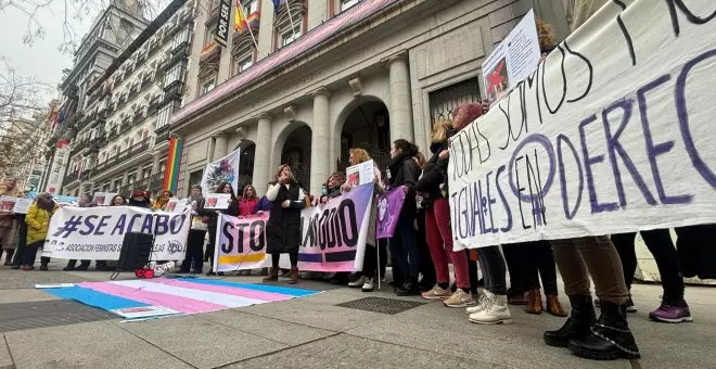 Colectivos trans se concentran para pedir el cese de Isabel García: "Si no, el PSOE será vetado del Orgullo"
