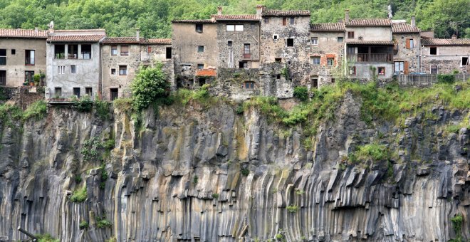 Este pueblo español parece caerse por un precipicio