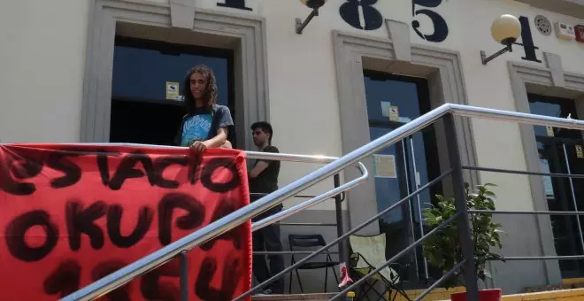 Desallotgen l'activista que ha ocupat durant mig any la històrica estació de Sant Feliu de Llobregat per evitar-ne l'enderroc
