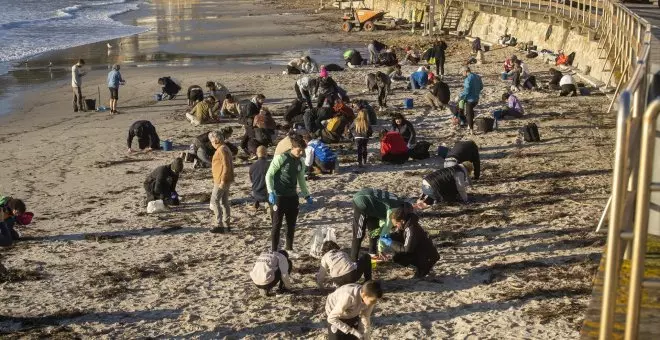 El tiempo de este fin de semana podría propiciar la llegada de más pellets a la costa de Galicia