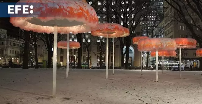 La artista Ana Hernando decora con nubes de tul un parque de Nueva York
