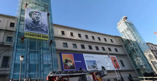 Greenpeace despliega una gran pancarta contra la guerra en Gaza en el Museo Reina Sofía de Madrid
