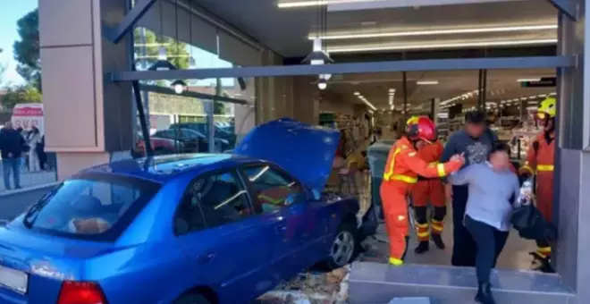 Varios heridos al empotrarse un coche contra la fachada de un supermercado en Burjassot, València