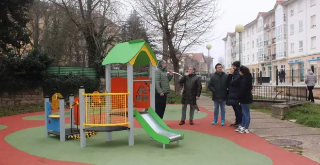 El Ayuntamiento recepciona la renovación de los parques infantiles de Cupido y Manuel Llano Rebanal