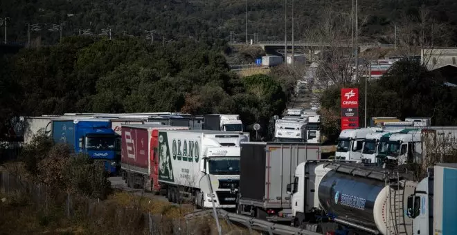 Los agricultores inician el bloqueo a París mientras el presidente Macron culpa a España e Italia de "competencia desleal"