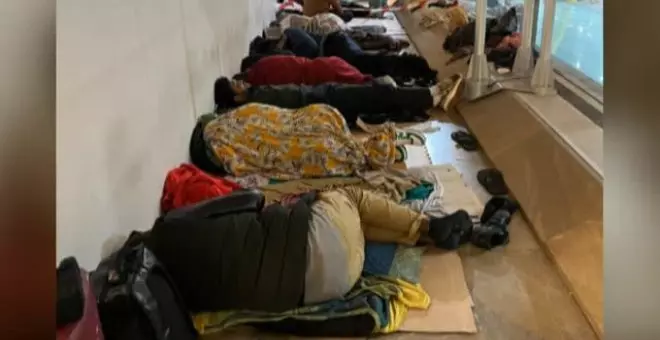 Los pasillos del aeropuerto de Barajas se convierten en salas de asilo ante el colapso de las demás