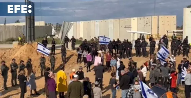 Manifestantes israelíes tratan de impedir el paso de ayuda humanitaria por el cruce de Kerem Shalom