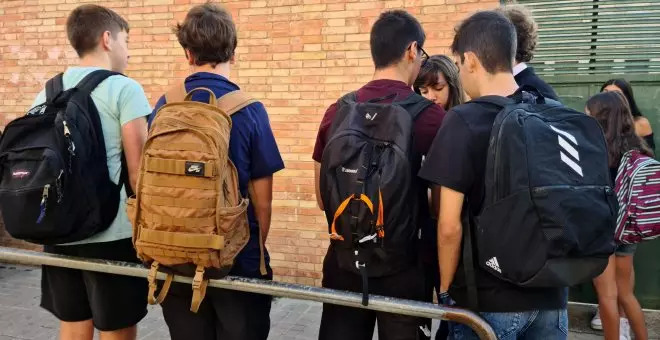 Prohibición en las escuelas y restricción en los institutos: así funcionará la regulación de los móviles en Catalunya