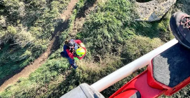 Rescatada en helicóptero una mujer con un tobillo roto en el monte Tolio de Liencres