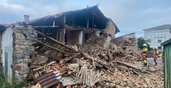 Se derrumba una casa deshabitada en Cabezón de la Sal