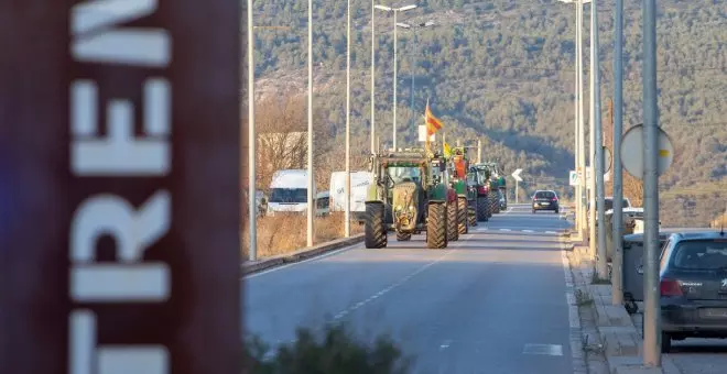 Pagesos protesten en diverses marxes lentes de tractors a diferents punts de la demarcació de Lleida