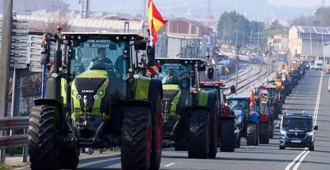Medio centenar de tractores recorren Santander pidiendo "libertad para el campo"