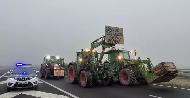 Milers de pagesos participen en la primera gran jornada de protestes contra la burocràcia i els alts costos
