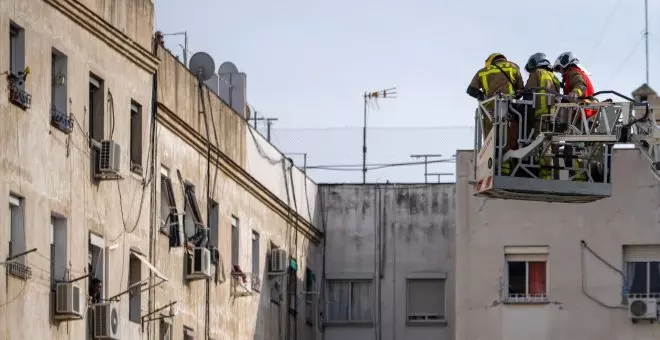 Hallan tres cadáveres bajo los escombros del edificio derrumbado en Badalona