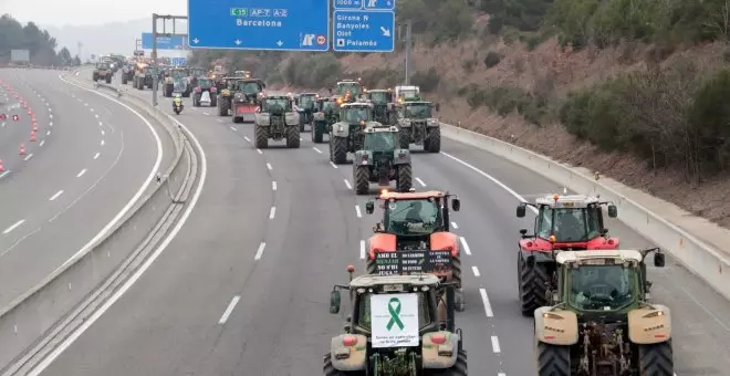 Segona jornada de protestes dels pagesos: centenars de tractors inicien una marxa lenta cap a Barcelona