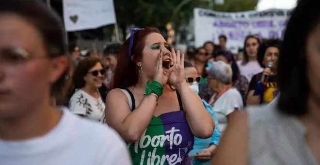 Castilla-La Mancha obliga a una mujer con discapacidad y un embarazo de riesgo a ir a Madrid para poder abortar