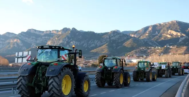 La pagesia manté la mobilització amb marxes lentes aquest diumenge al Berguedà i l'Urgell