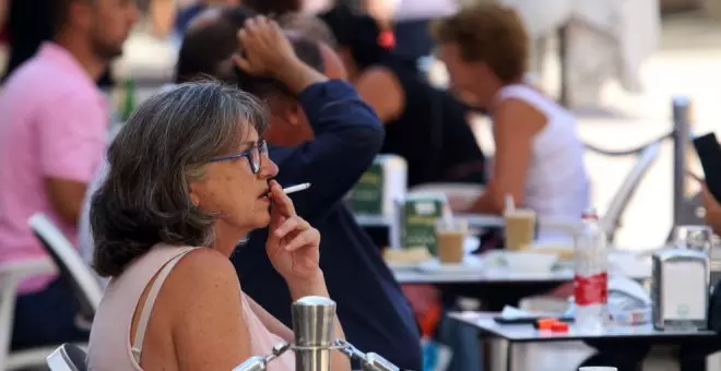 Subir los impuestos y prohibir fumar en terrazas y playas, entre las 20 propuestas de los médicos contra el tabaquismo