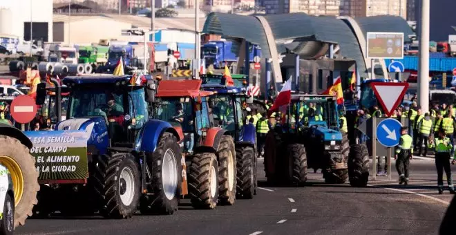 Casi medio millar de agricultores y ganaderos cortan el acceso al Puerto de Santander como protesta contra la normativa europea
