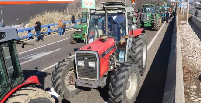 Un miler de tractors bloquegen els principals accessos de Mercabarna i el port de Tarragona i l'Eix Transversal