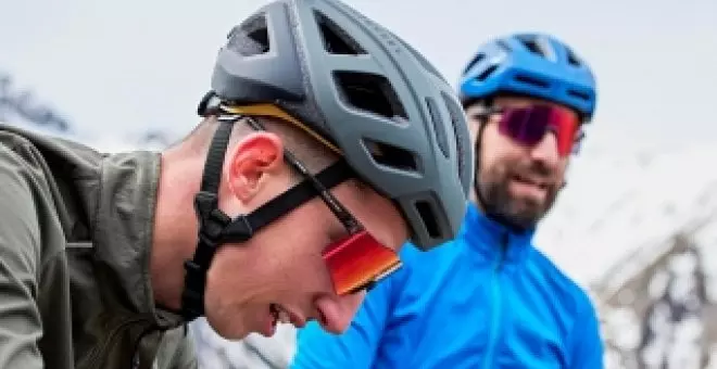 Decathlon lanza un casco para bicicletas eléctricas de carretera a un precio muy bajo
