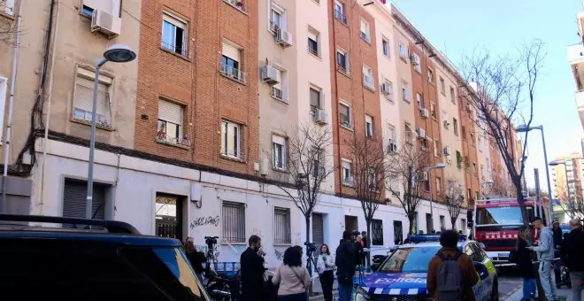 Desallotgen sencer un dels edificis adjacents al bloc esfondrat a Badalona per l'aparició d'una esquerda