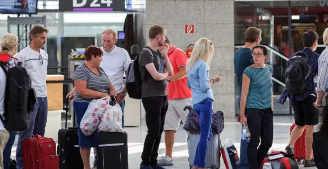 ¿Por qué la gente hace cola antes de subir al avión?