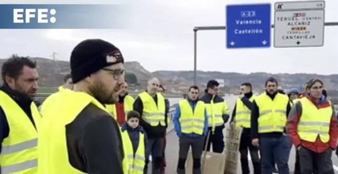 Agricultores cortan la autovía A-23 en Teruel