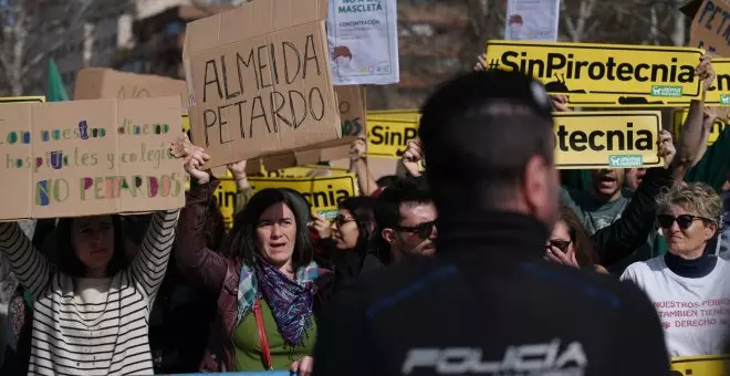 Cientos de personas se manifiestan contra la mascletá en Madrid Río