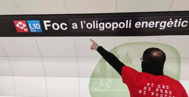 Diversos rètols del metro de Barcelona denuncien l'oligopoli energètic: "El benefici d'Endesa és Monumental"