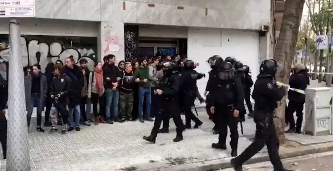 Un grupo de jóvenes intenta frenar un desahucio