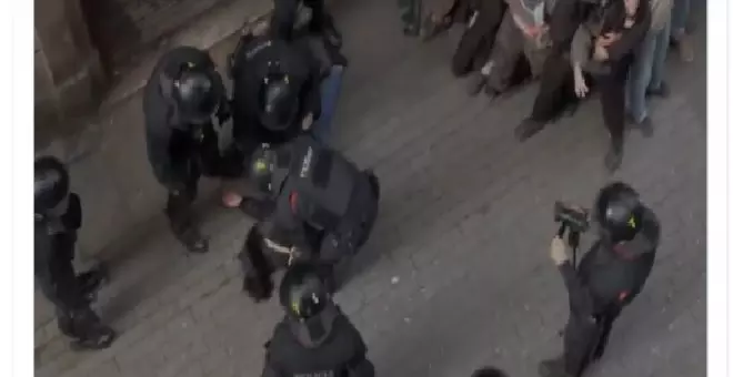 "El vídeo que debería abrir todos los telediarios": críticas a la actuación de los mossos durante un desahucio en Barcelona