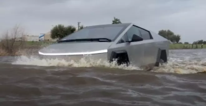 Una carretera inundada y un Tesla Cybertruck, una combinación a la que resulta difícil resistirse