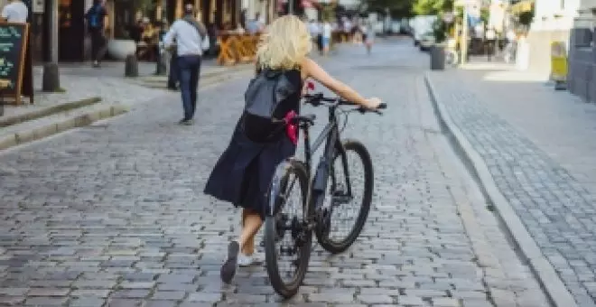 Una gran capital europea está eliminando las bicicletas para devolver el espacio a los coches