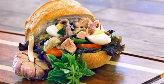 Pato confinado - Receta de pan bagnat: magnífico bocadillo relleno de ensalada nizarda