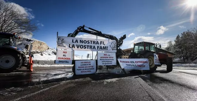 Els pagesos reprenen les protestes amb talls a l'AP-7, l'N-II, l'A-2 i el pas fronterer del Coll d'Ares
