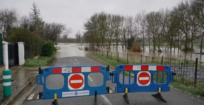 Inundaciones y carreteras cortadas por el temporal de nieve, lluvia y viento