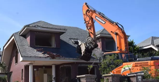 Comienza la demolición de cinco viviendas afectadas por sentencias de derribo en Liencres