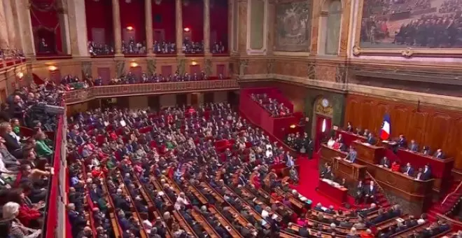 El blindaje del aborto en la Constitución: un potente barniz morado para Macron