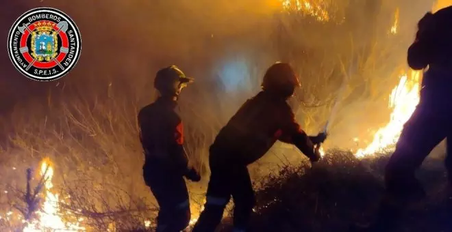 Los bomberos extinguen un incendio de vegetación en la zona del Faro de Cabo Mayor