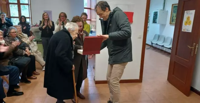 El Ayuntamiento homenajea a la primera telefonista del municipio, de 101 años