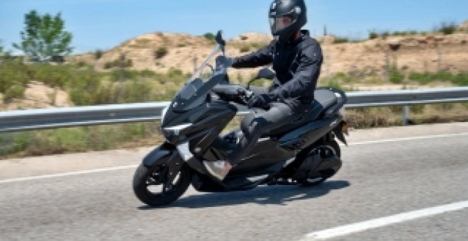Esta moto eléctrica 'de 125' es más potente que una Yamaha X-MAX y acaba de recibir mejoras importantes