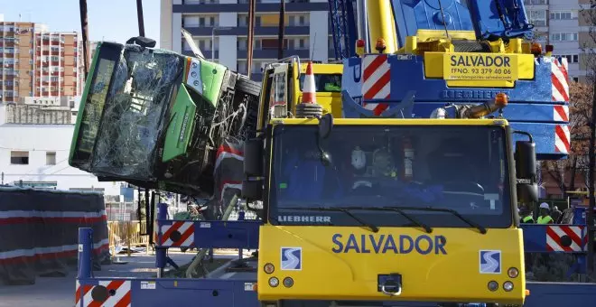 Al menos 14 heridos al caer un autobús en unas obras en Esplugues, Barcelona