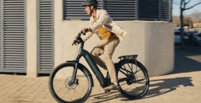 Esta bicicleta eléctrica es una auténtica navaja suiza multiusos: es igual de útil en la ciudad que en el campo