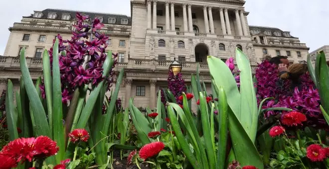 El Banco de Inglaterra considera que la economía británica "avanza en la dirección correcta" para bajar los tipos